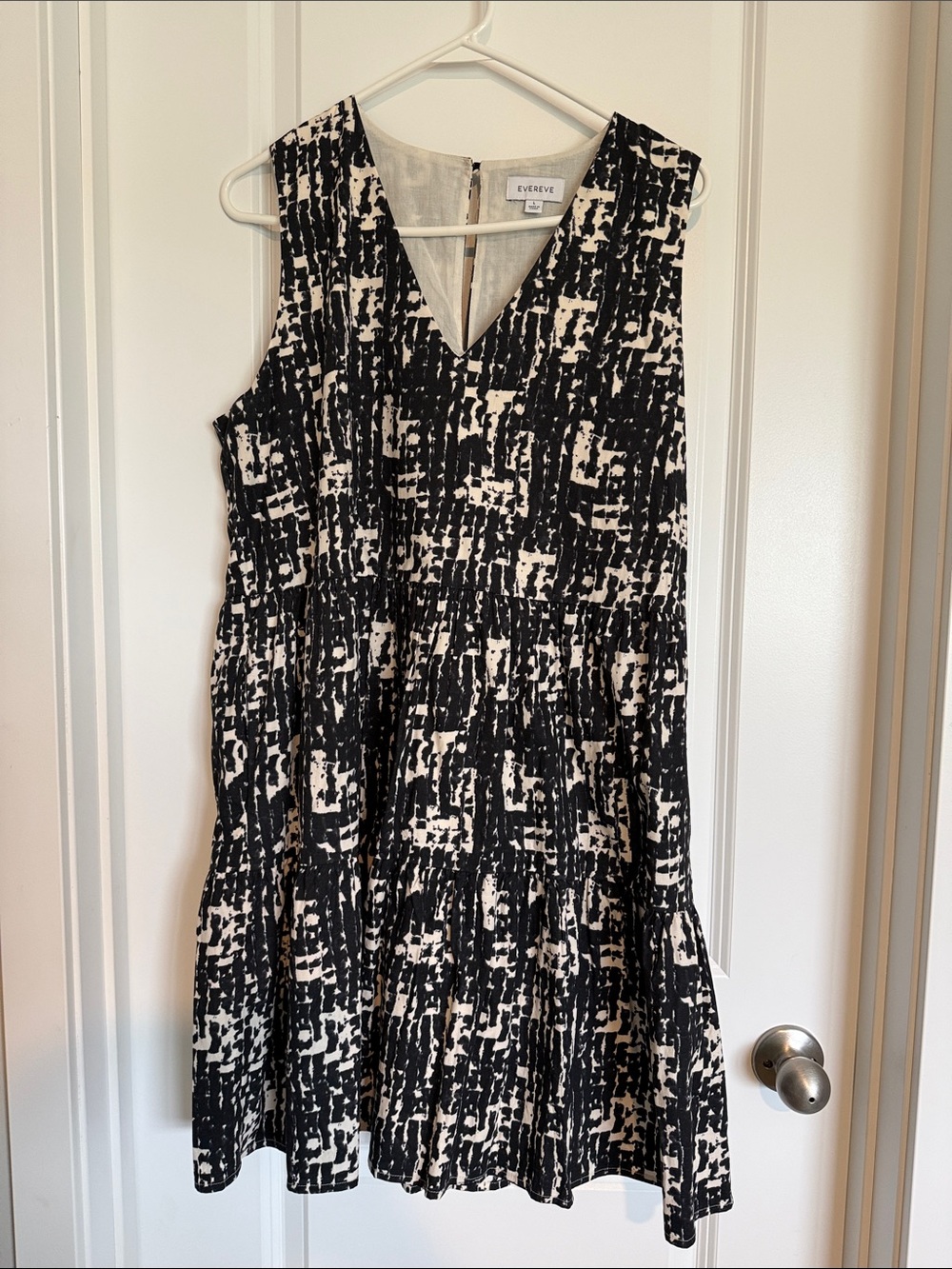 Evereve Black & Ivory Giana V-Neck Sleeveless Dress